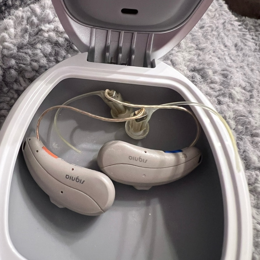 2 Rx Signia Pure Charge&Go hearing aids with docking station - Picture 7 of 8